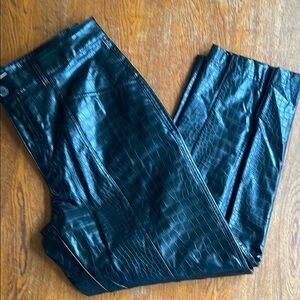 Black Crocodile Pattern Women’s Capri Pants